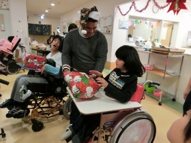 平成26年12月22日　カデナクリニックさん慰問CIMG1519